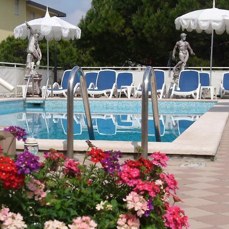 Hotel Trevi Lido di Jesolo Exterior foto