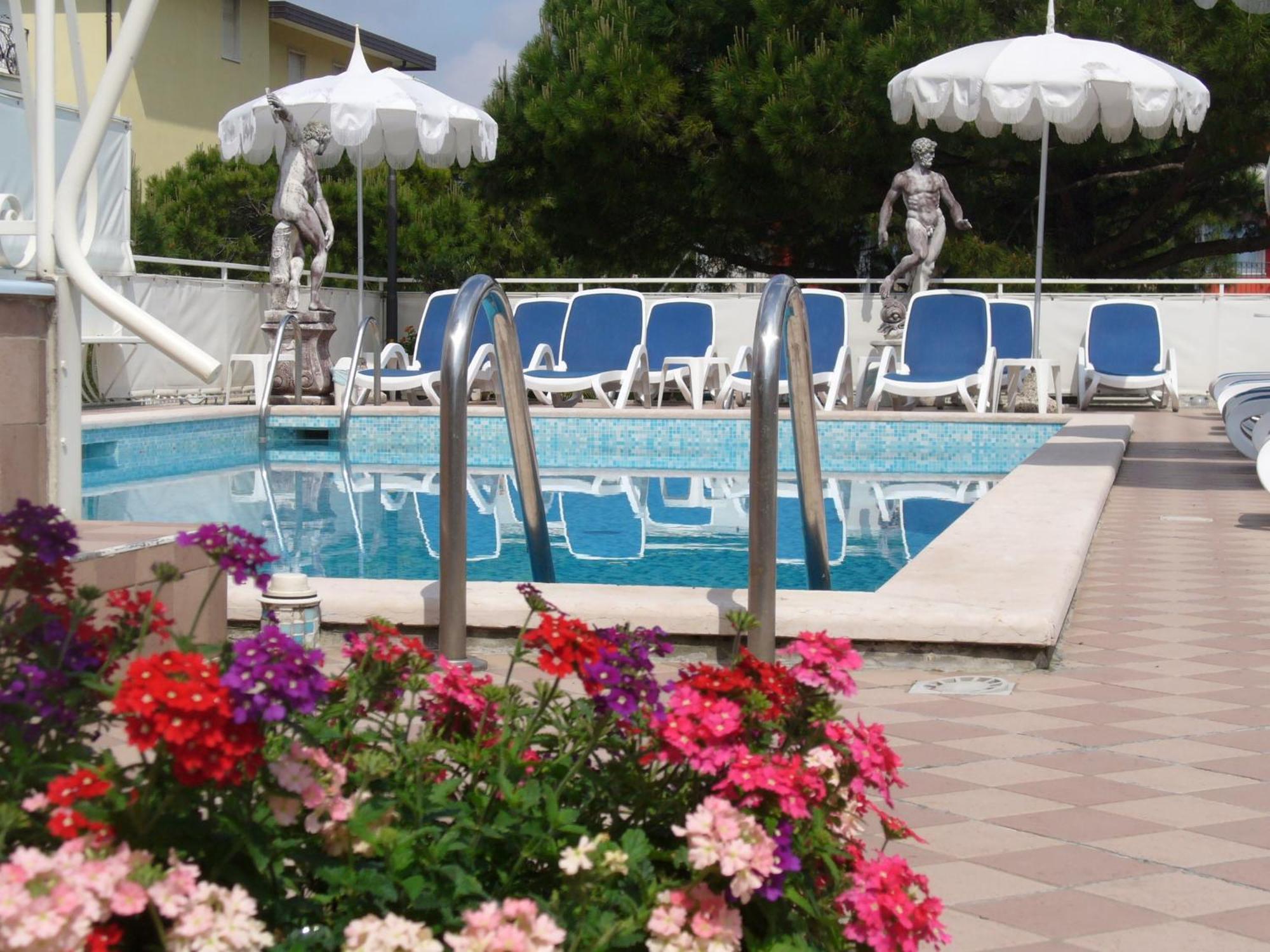 Hotel Trevi Lido di Jesolo Exterior foto