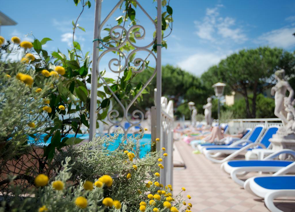 Hotel Trevi Lido di Jesolo Exterior foto