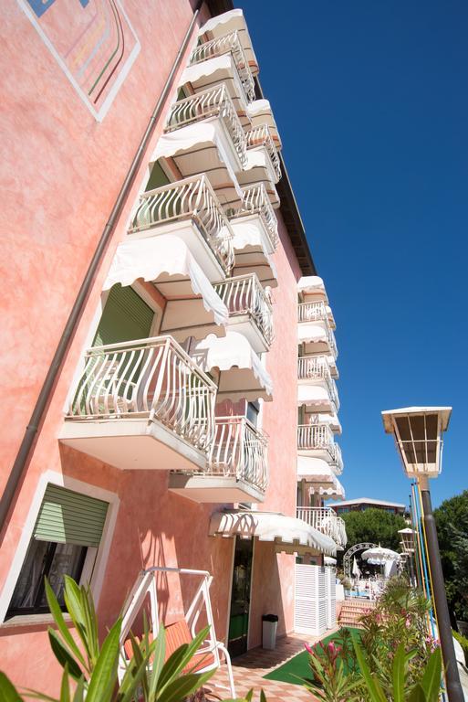 Hotel Trevi Lido di Jesolo Exterior foto