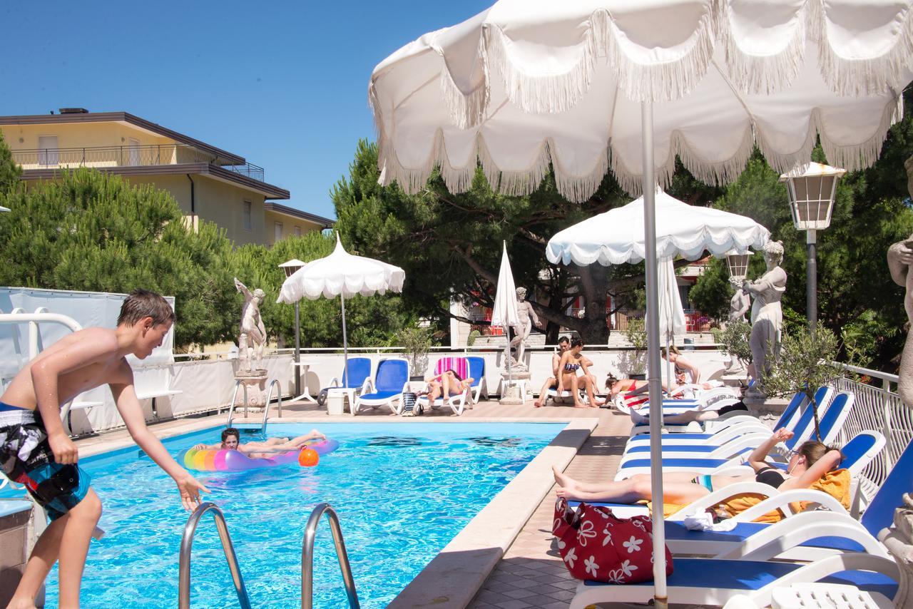 Hotel Trevi Lido di Jesolo Exterior foto